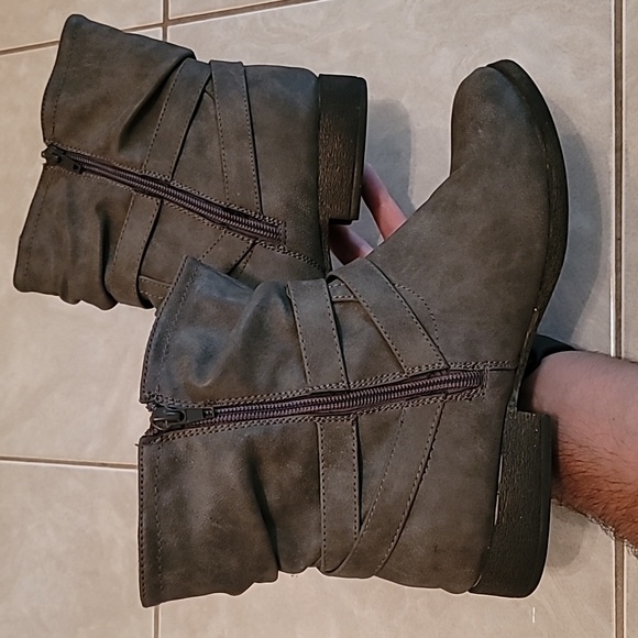 JustFab Gray Booties Size 8 - Picture 4 of 7